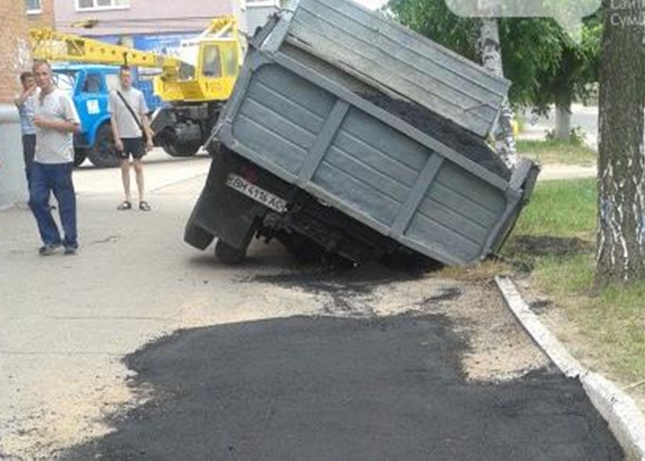 Автомобиль провалился под асфальт