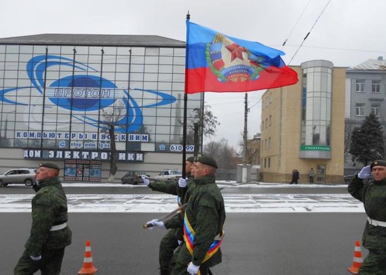 Как живет Луганск под властью ЛНР: фоторепортаж - Korrespondent.net