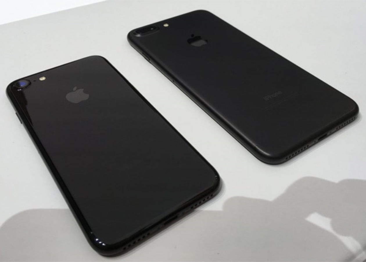 Как iPhone 7 в цвете «черный оникс» выглядит спустя год использования (фото)