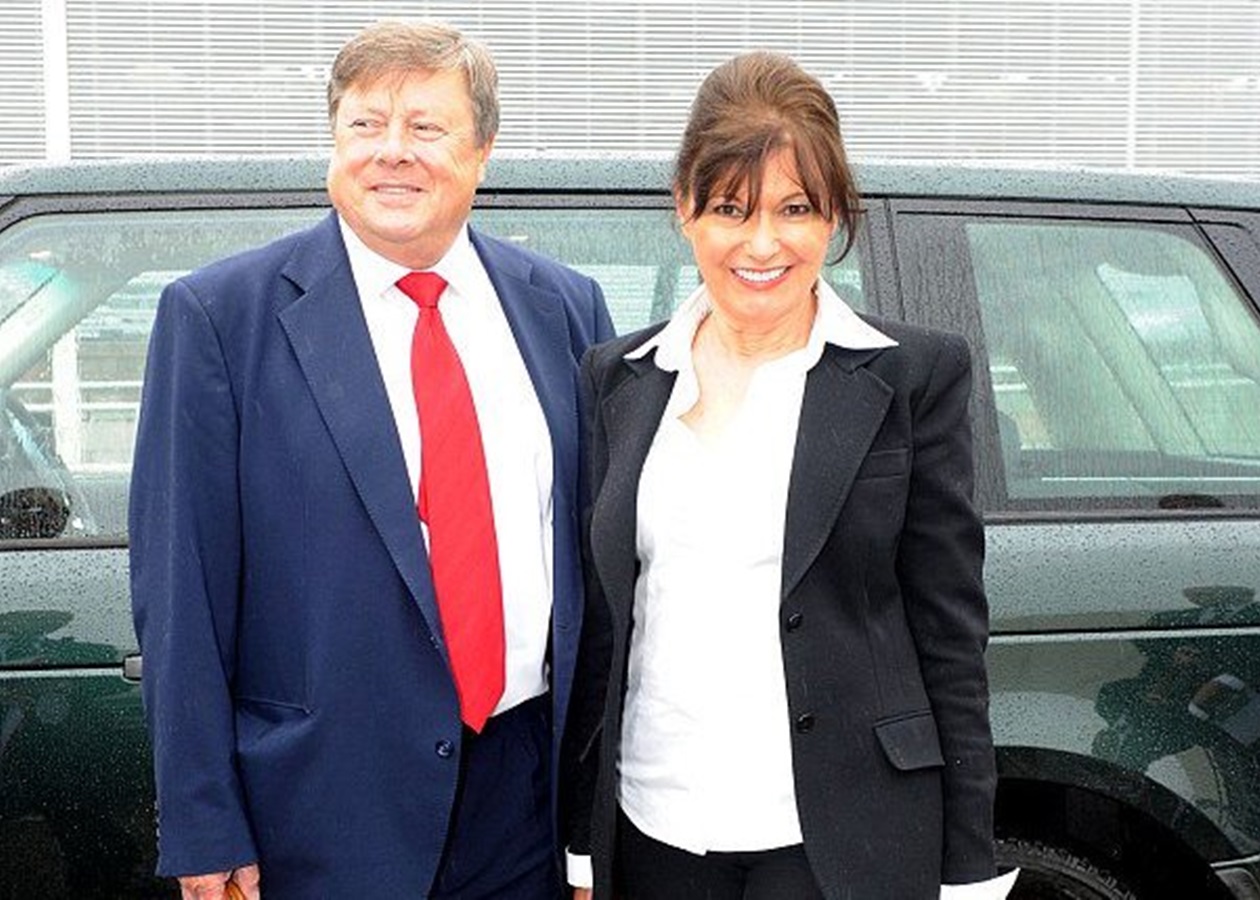 Есектің жалап тұрған фотосы