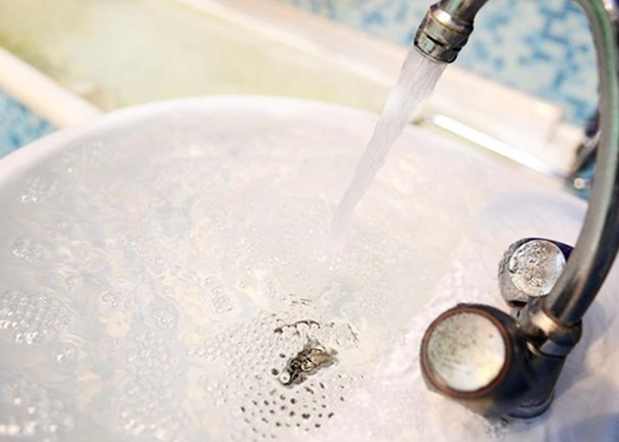 Які організації забезпечують гарячу воду?