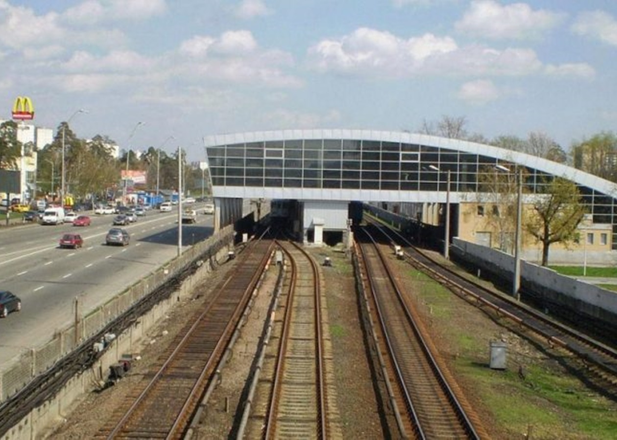 Проститутки возле метро Дарница