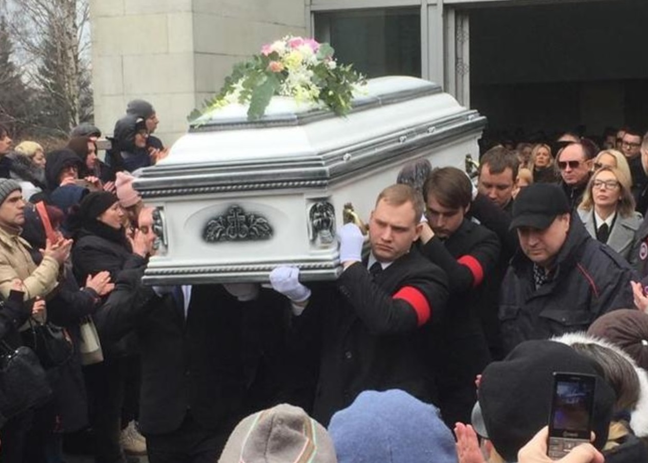 Похоронили певицу. Прощание с Юлией Началовой в гробу.