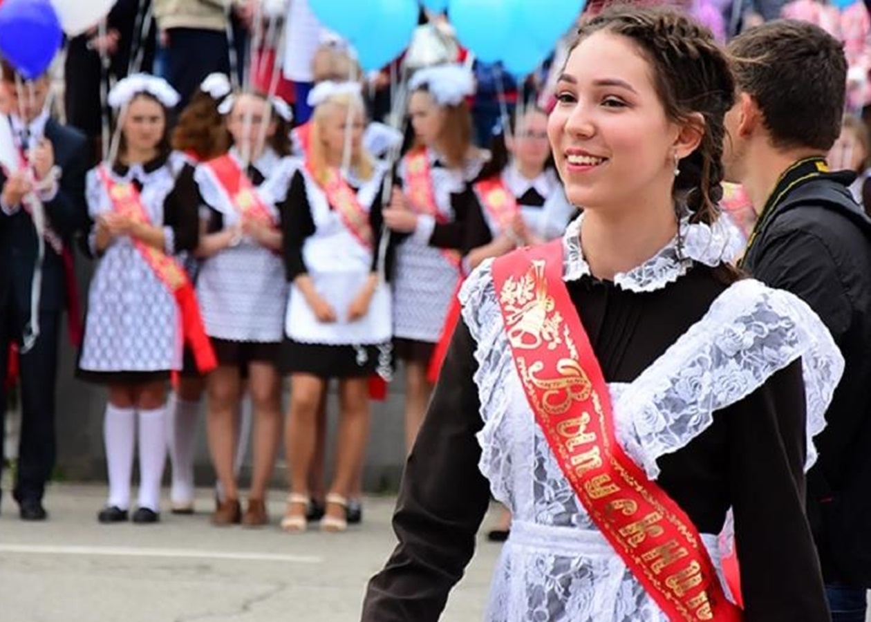 Последний звонок 2019. Выпускники школы. Последний звонок. Последний звонок выпускники. Выпускники школы последний звонок.