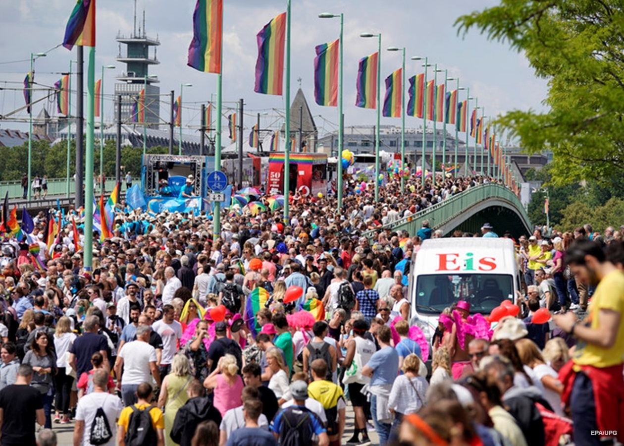 На гей-прайд в Кельне вышли более миллиона человек - Korrespondent.net