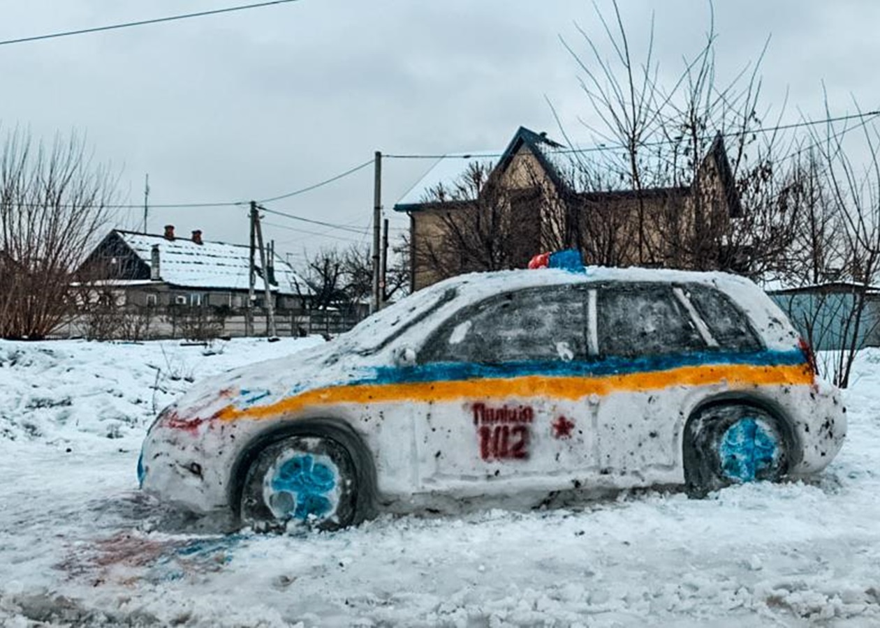 В Днепре из снега слепили патрульное авто: фото - Korrespondent.net