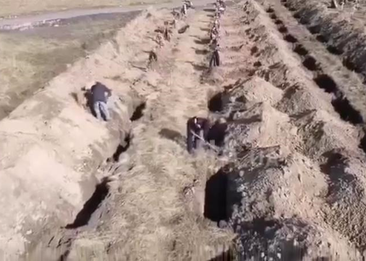 Появилось видео выкопанных могил в Днепре для будущих жертв ...