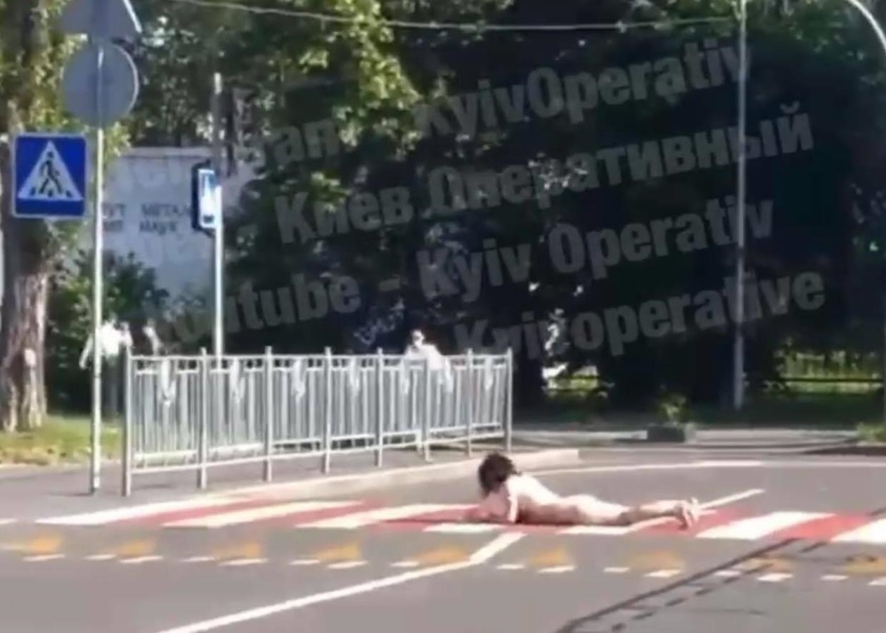В центре Киева разгуливала голая женщина /ФОТО/ | From-UA