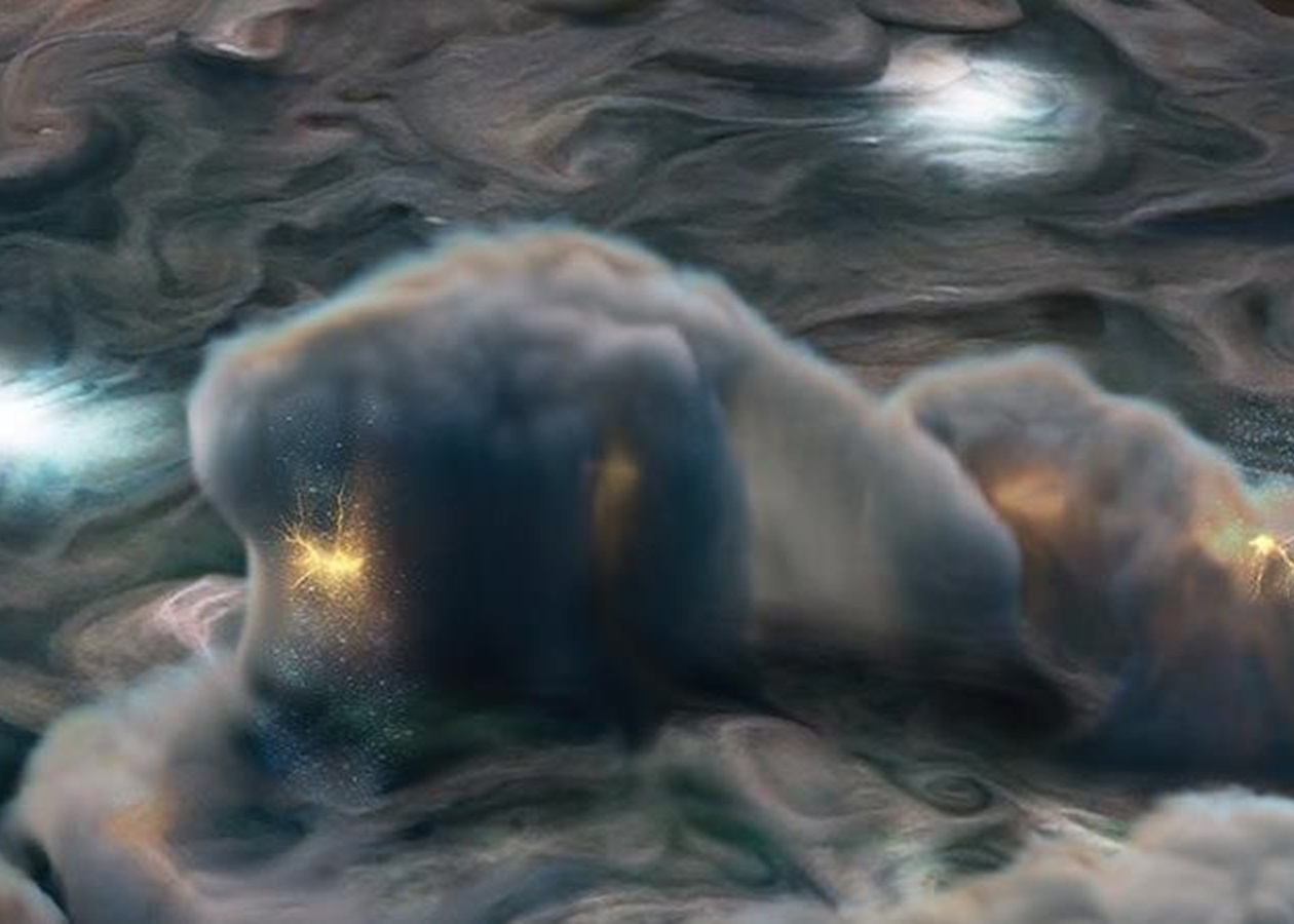В NASA показали неожиданные "искры" на Юпитере: фото - Korrespondent.net