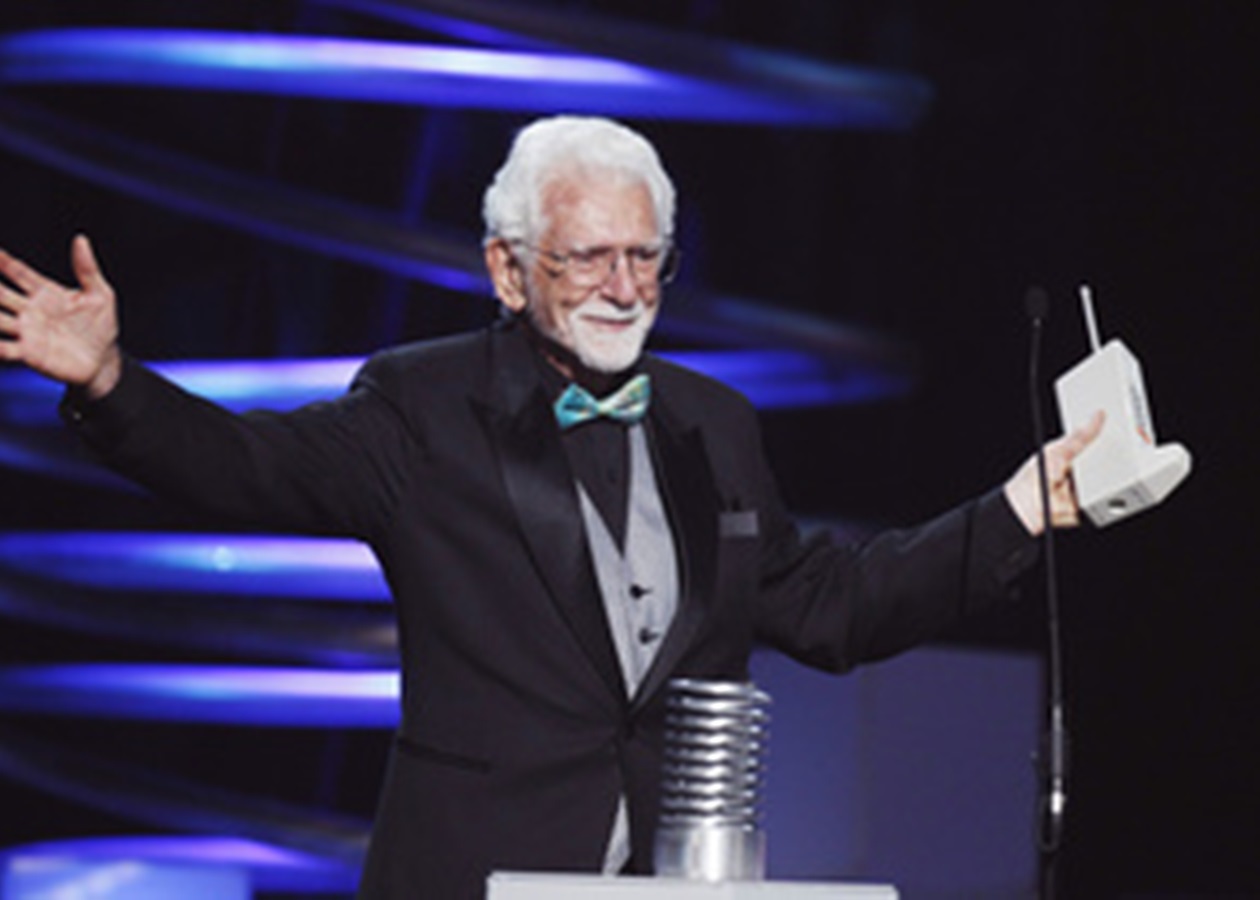 Сегодня исполняется 40 лет первому звонку с мобильного телефона ...