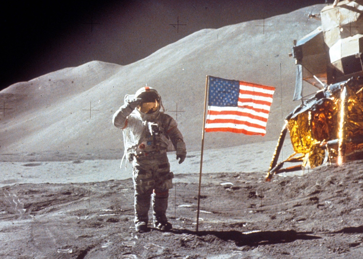 Как в году Советский Союз «высадил» космонавтов на Луну