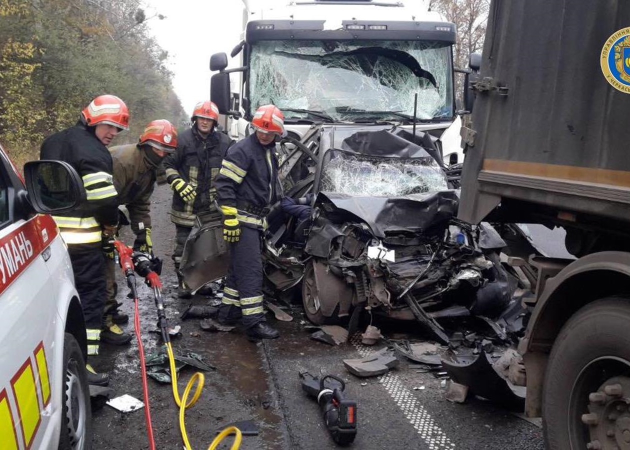 В Черкасской области грузовики раздавили авто, погибли два человека -  Korrespondent.net