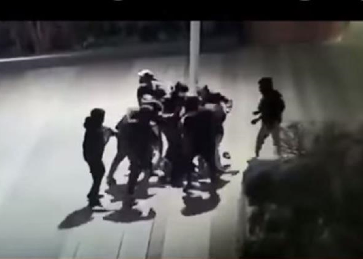 Жестокое избиение украинского подростка в париже попало на видео