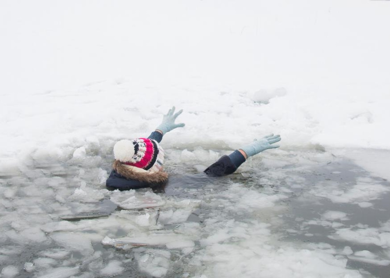 Где девушка проваливается под лед. Где девушка проваливается под лед. Девушка провалилась под лед. Девушка из питера под лед. Провалился лед на коньках.