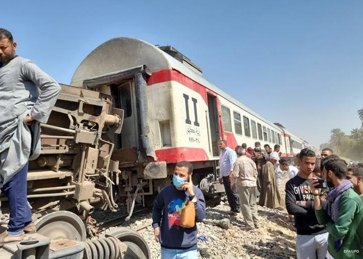 В Египте столкновение поездов произошло из-за сорванного стоп-крана - Korrespondent.net