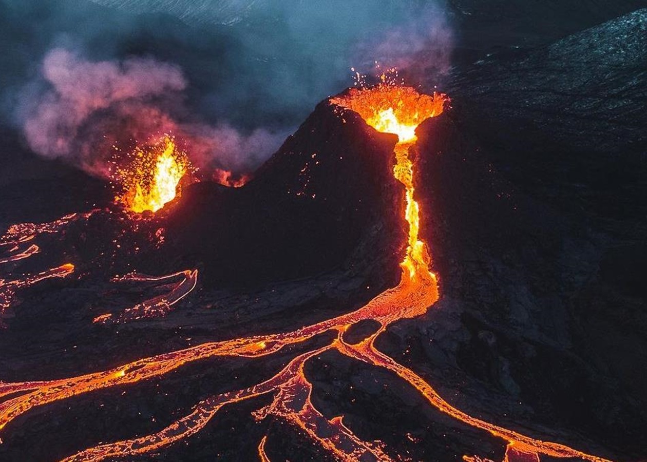Почему в исландии большое количество вулканов. Извержение вулкана фаградальсфьядль (2021). Исландия вулкан Эйяфьятлайокудль извержение 2010. Вулкан в Исландии фаградальсфьядль. Вулкан лаки Исландия 1783 год.