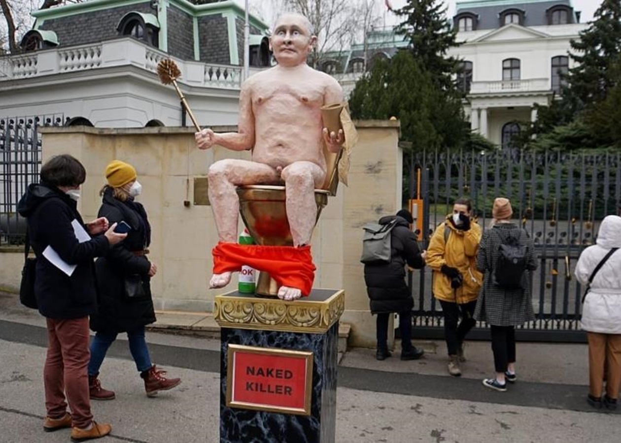 У посольства РФ в Праге установили статую голого Путина на унитазе - Korrespondent.net