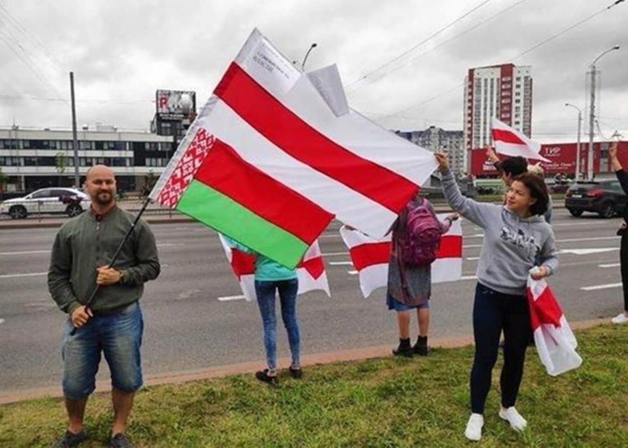 В Беларуси намерены запретить бело-красно-белый флаг как 