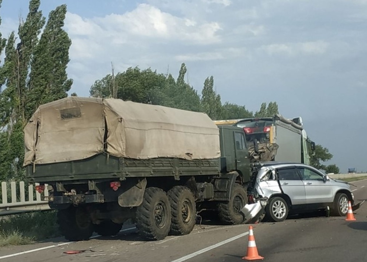 Под Николаевом военный грузовик протаранил три авто, попавших в ДТП -  Korrespondent.net