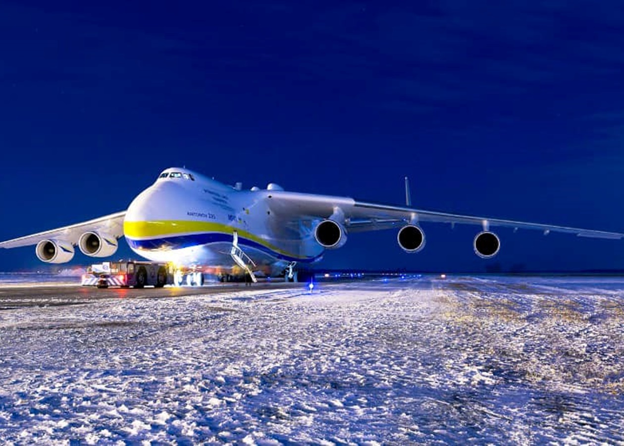 Самые совершенные самолеты. АН-225 Мрия. Самолет Мрия АН-225. Самолёт Антонов 225 Мрия. Самый большой самолёт в АН-225 Мрия.