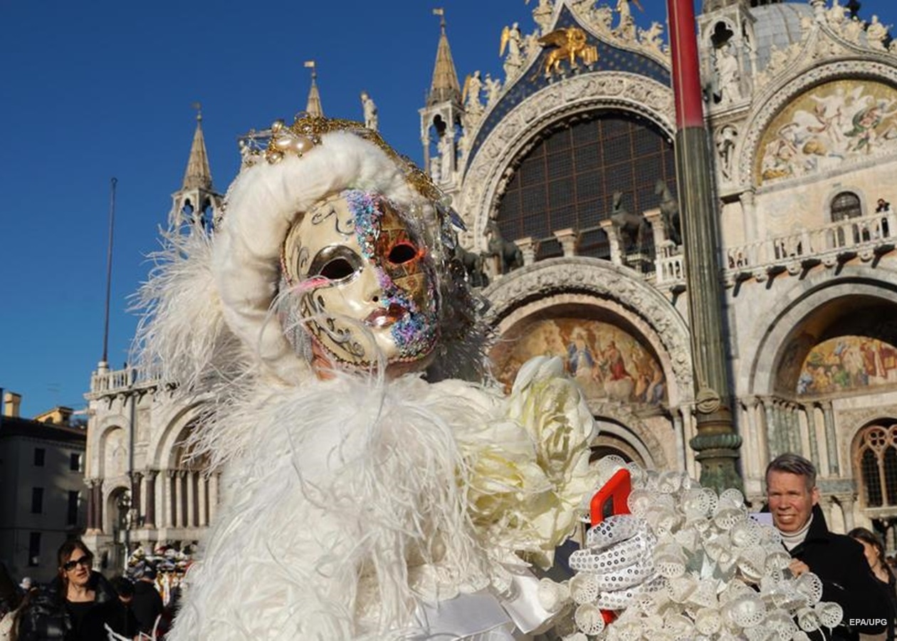 Карнавал 2024 год. Италия Венеция карнавал. Венецианский карнавал площадь Сан Марко. Венецианский карнавал 2022 в Италии. Венецианский карнавал Италия парад.