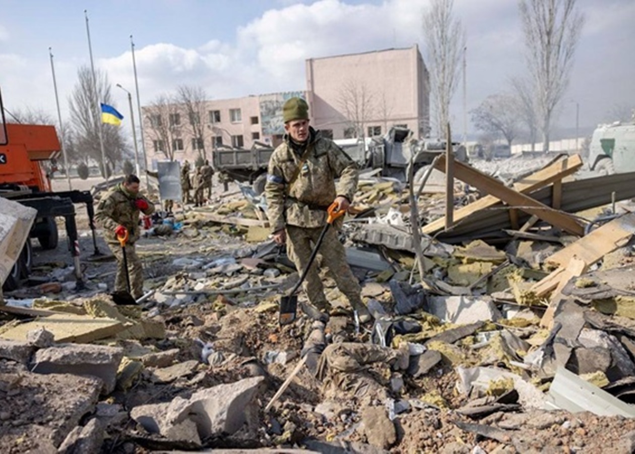 Из под завалов военной казармы в Николаеве достали 50 тел СМИ