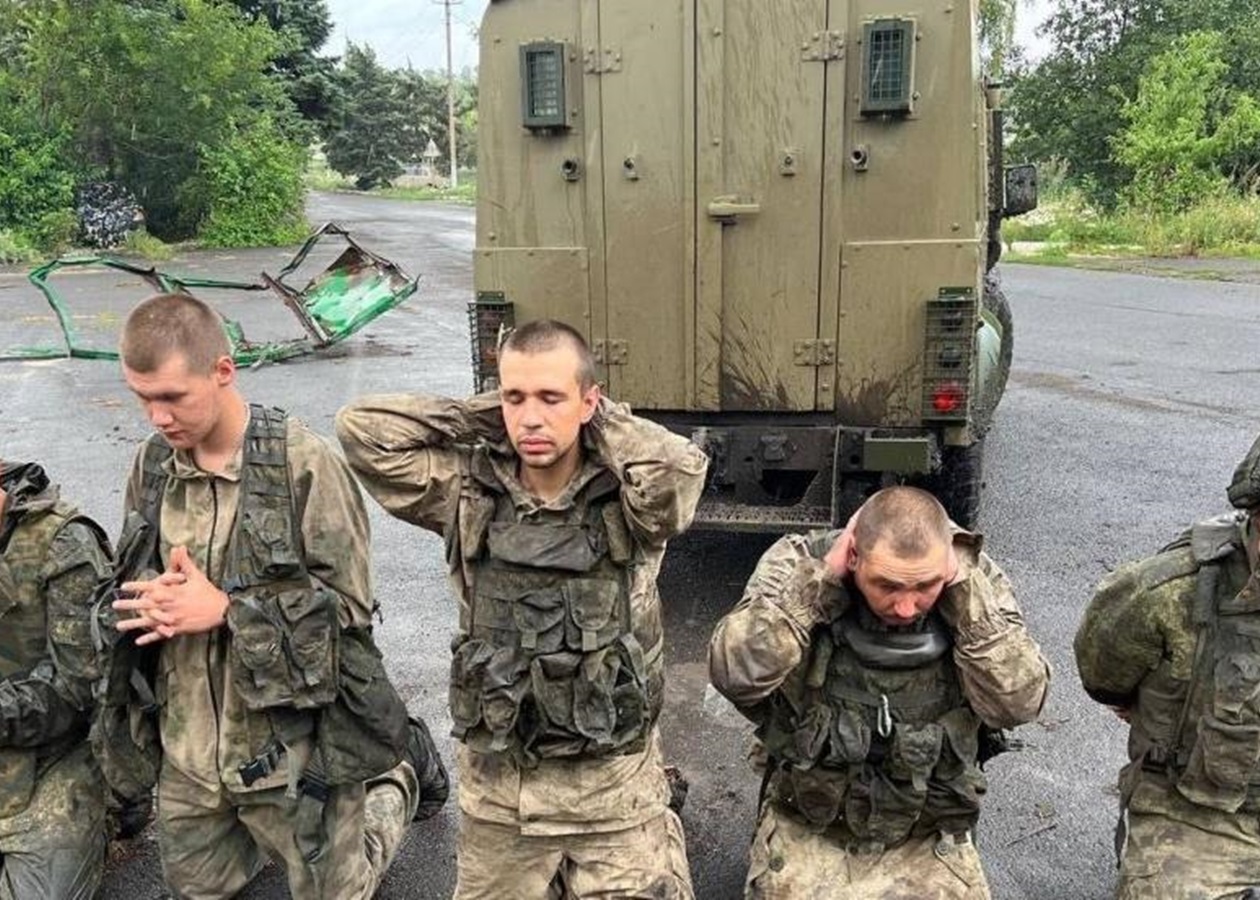 Военнослужащие ВСУ взятые в плен в Курской области | Видео | Известия | 