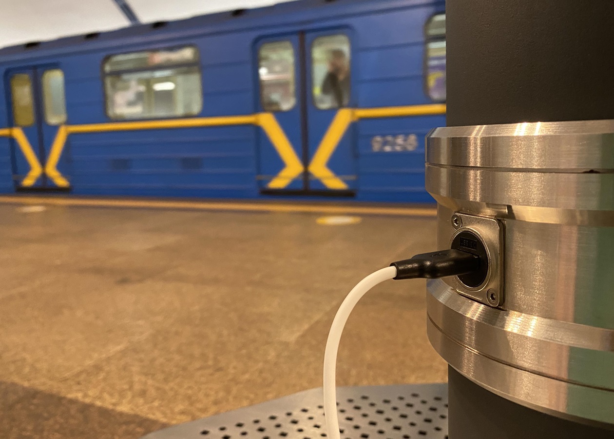 В метро Киева 19 станций оборудовали точками с USB-зарядками -  Korrespondent.net