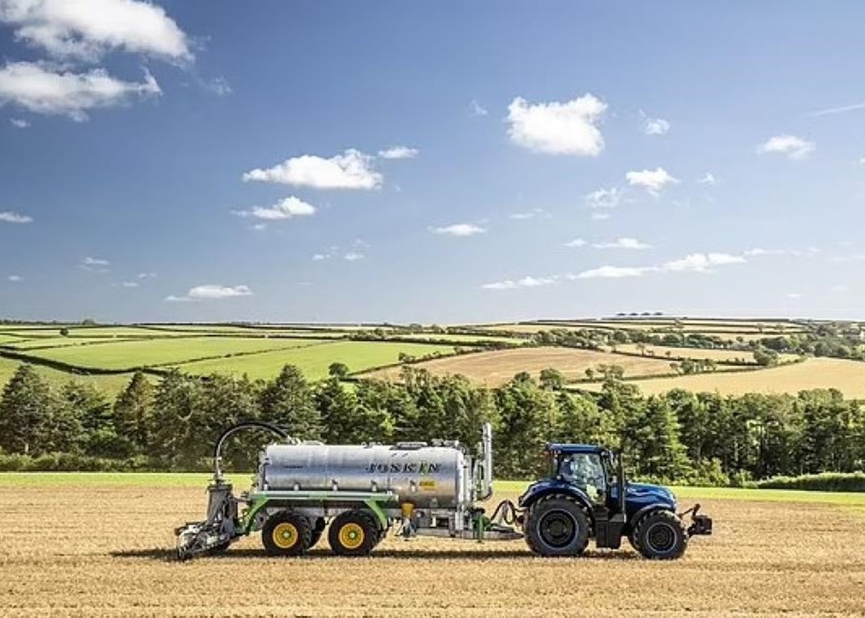 Створено перший у світі трактор, який працює на гною - Korrespondent.net