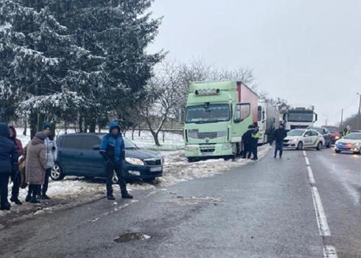 На Львовщине автомобиль сбил мать с четырехлетним ребенком, мальчик погиб -  Korrespondent.net