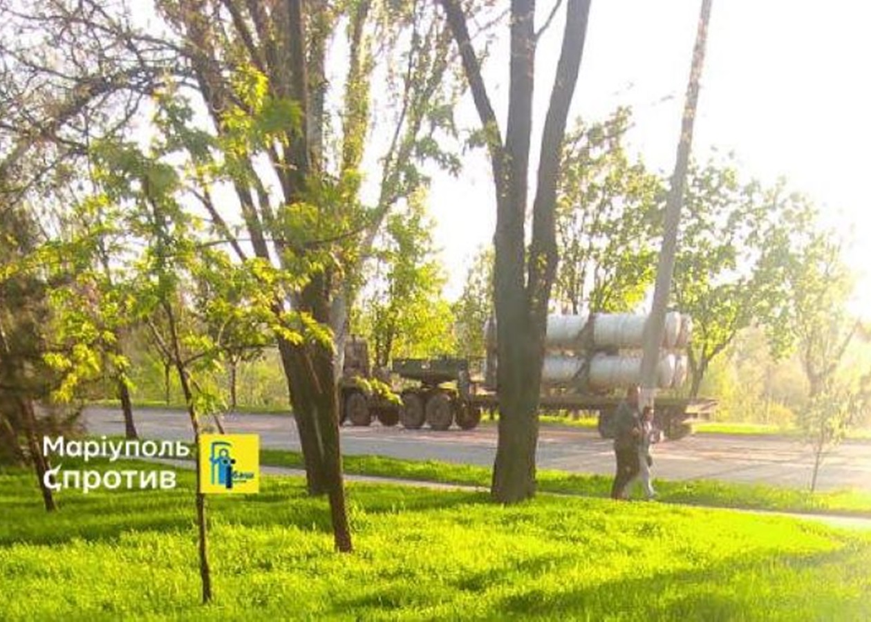 В Мариуполе оккупанты перевозят комплекты с ракетами С-300 в сторону ...