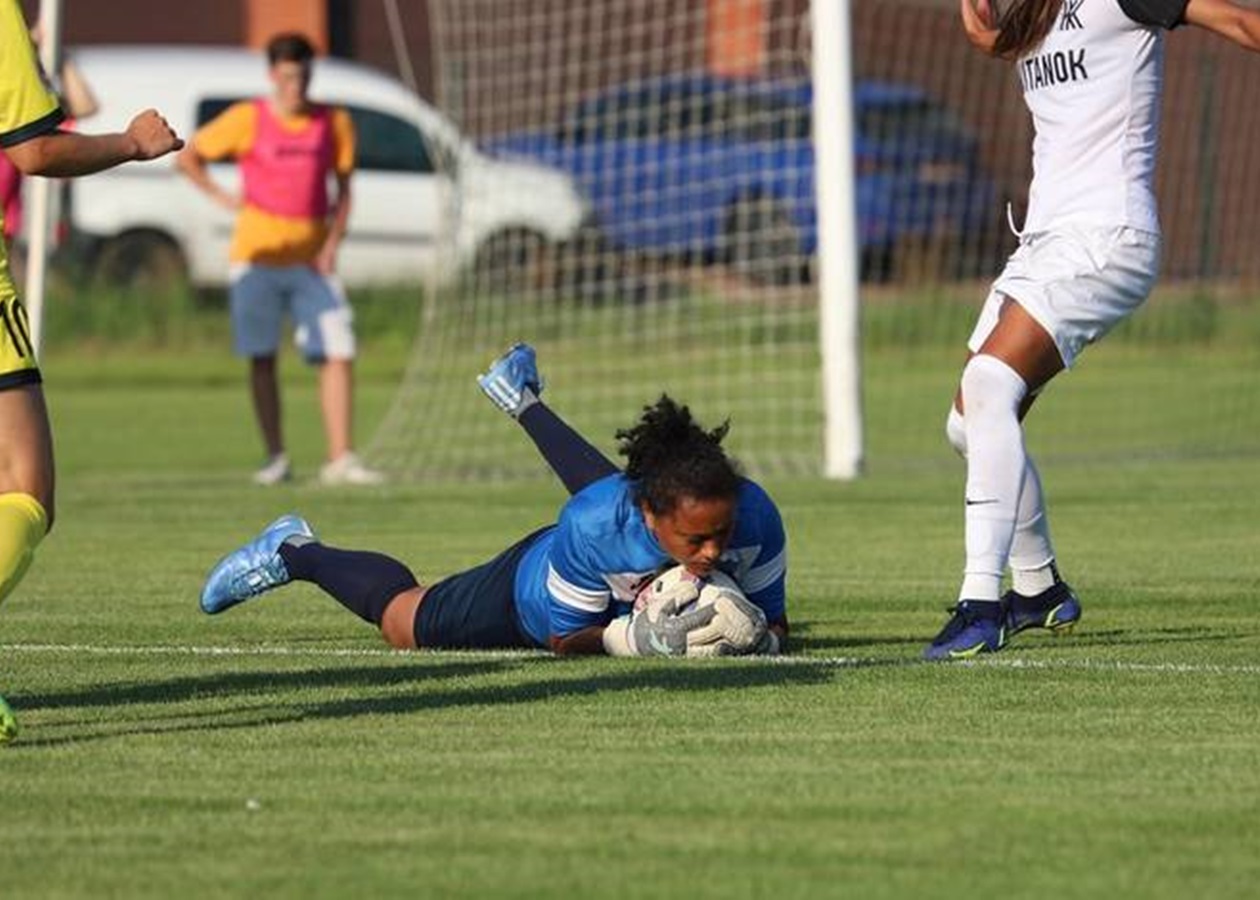 Тренер ЖФК Мариуполь вынужденно сыграла как голкипер, но пропустила ...