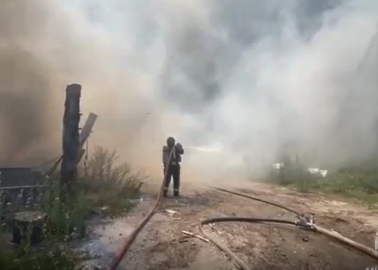 Во Владимирской области РФ горит завод по производству акриловых ванн ...