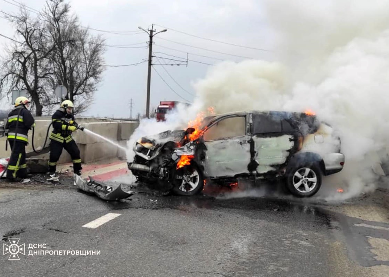 В Днепропетровской области автомобиль врезался в блокпост: двое  пострадавших - Korrespondent.net