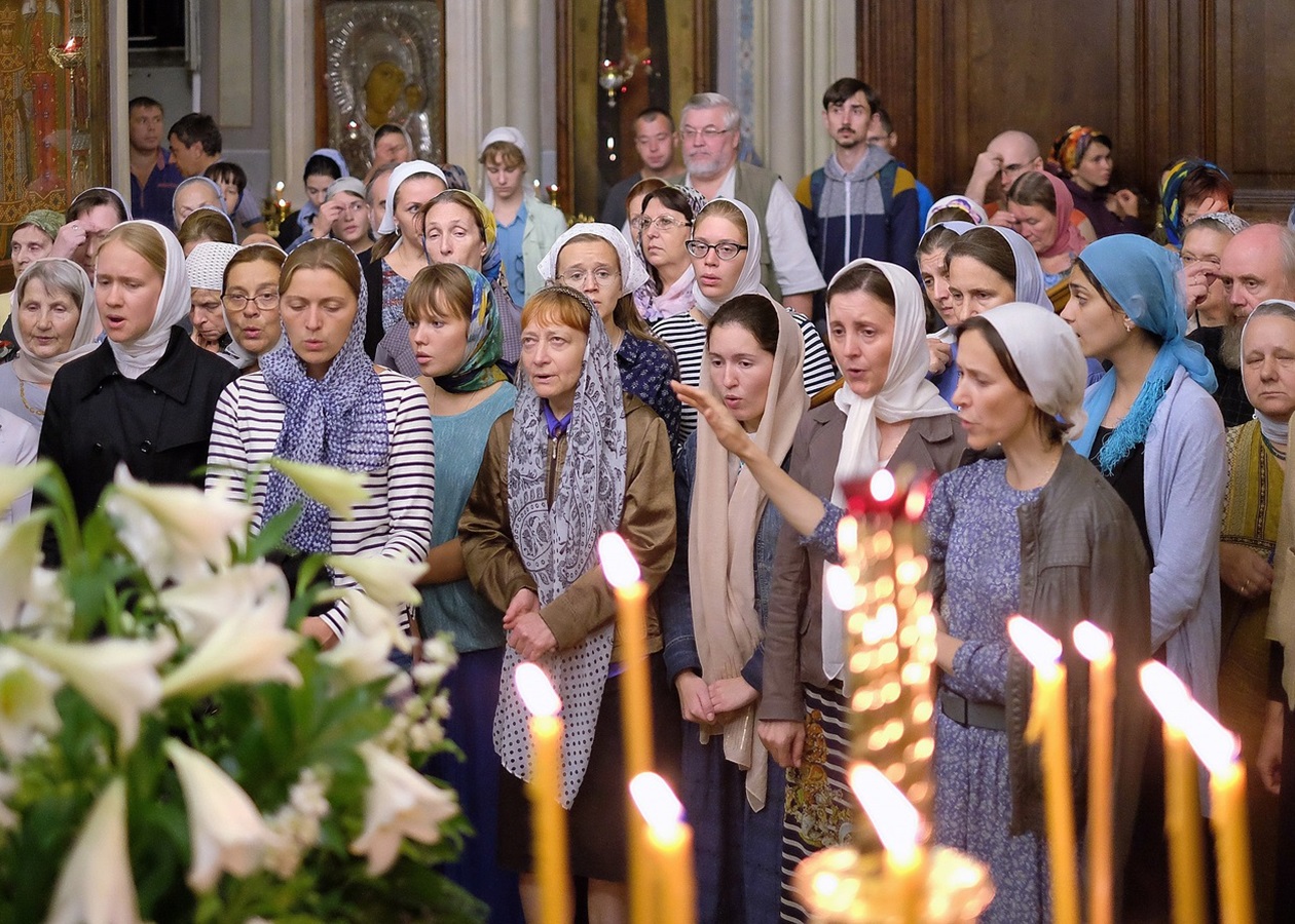 В ПЦУ развеяли миф, что женщинам нельзя заходить в церковь в брюках | УНН