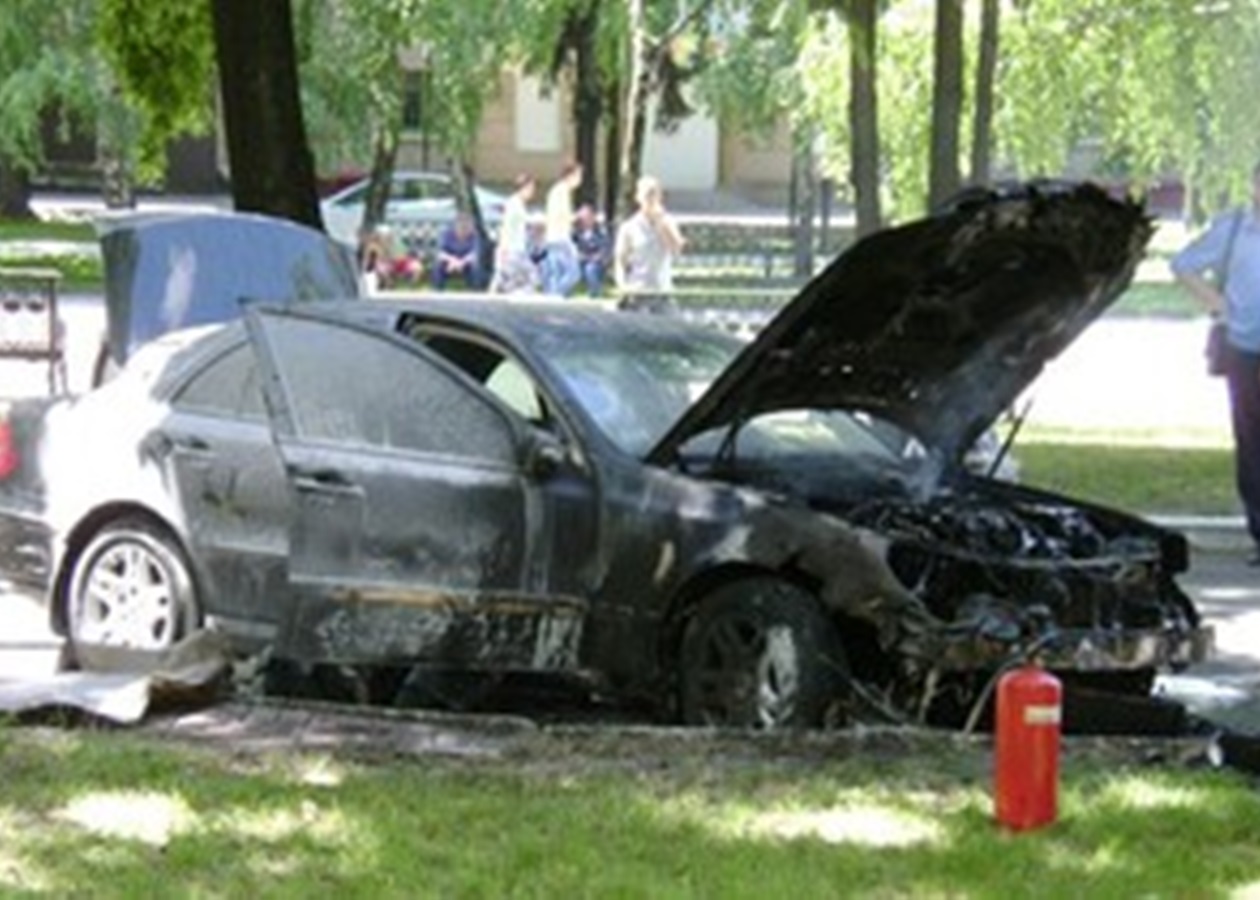 В Кременчуге неизвестные сожгли автомобиль экс-главы местного УБОПа -  Korrespondent.net