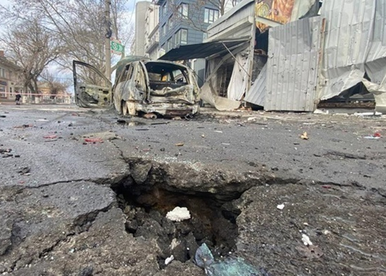 Россияне сбросили взрывчатку на авто в Херсоне, есть погибший ...