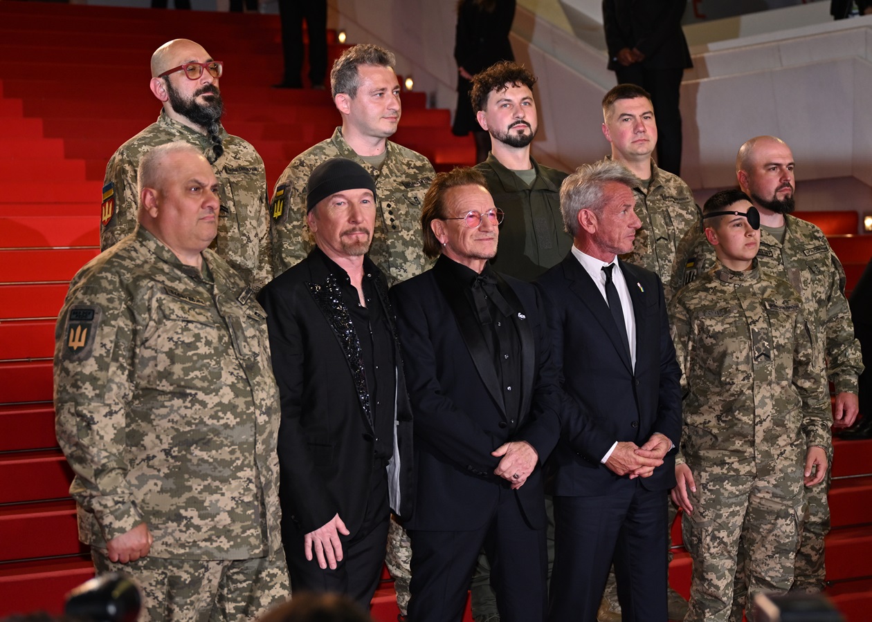 Боно з'явився на Каннському фестивалі разом з військовими ЗСУ