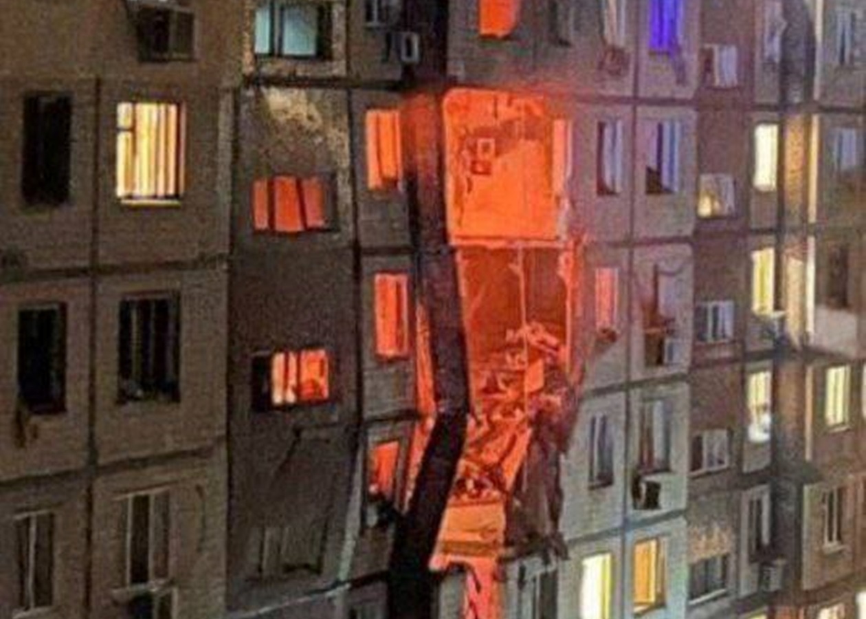 У Дніпрі і Павлограді прогриміли вибухи, палає багатоповерхівка - пабліки