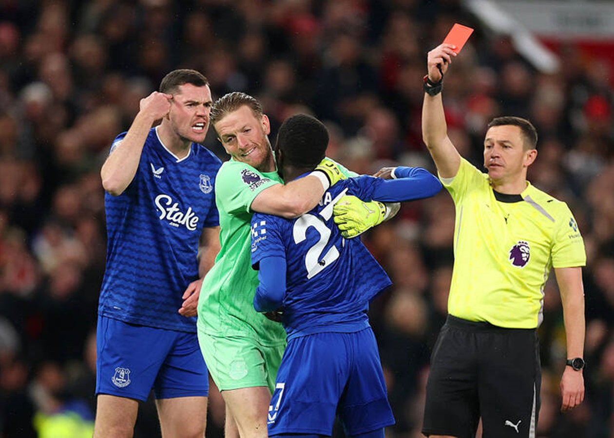 Півзахисник Евертона отримав дурну червону картку в матчі з МЮ