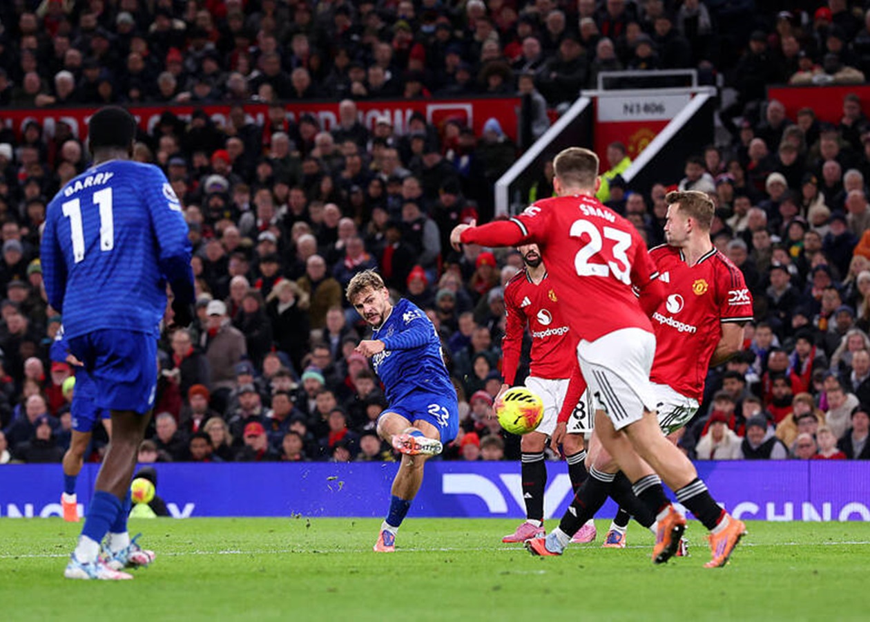 Евертон сенсаційно обіграв МЮ після божевільного вилучення