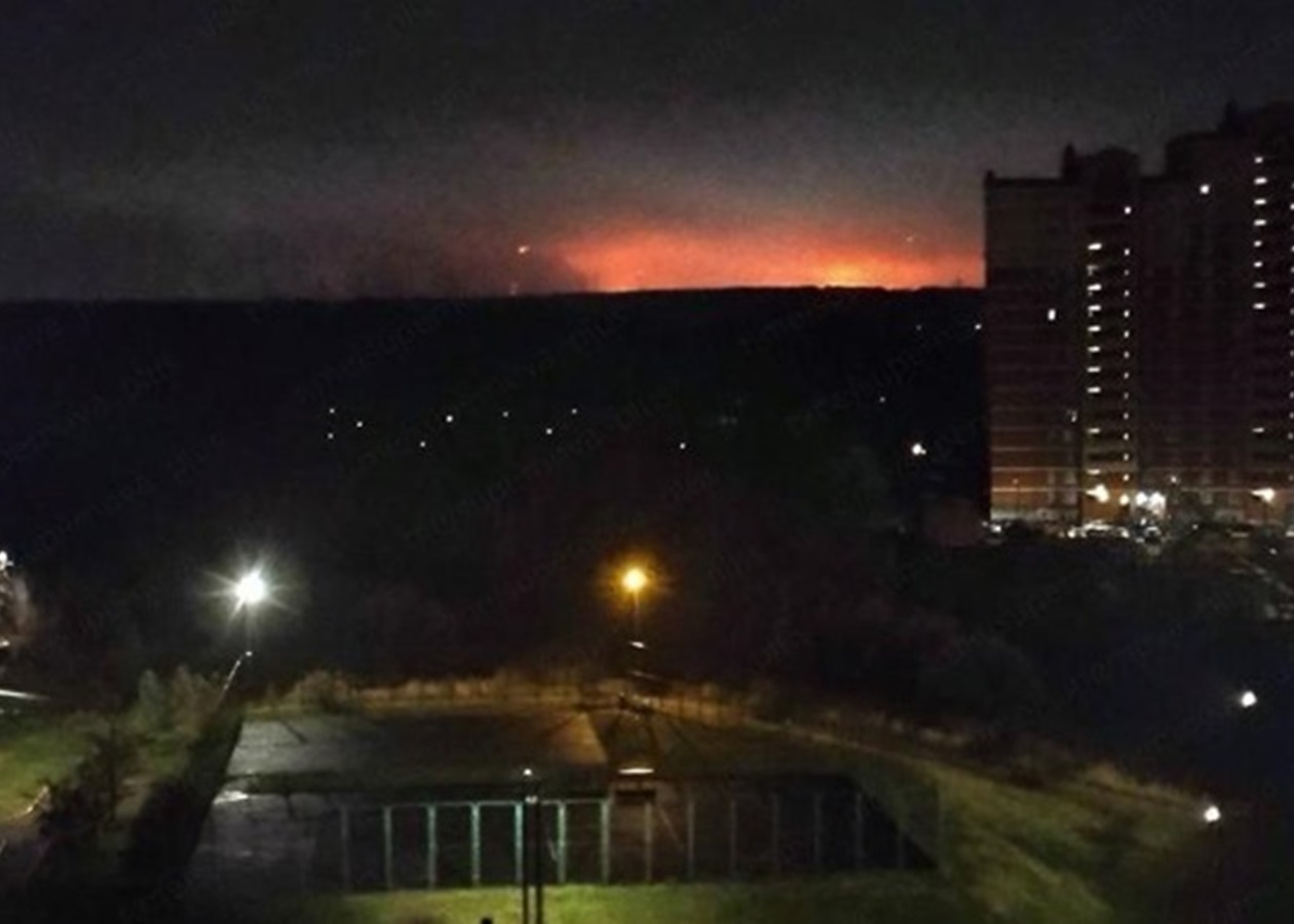 Drones atacan refinería de petróleo en Ryazan, Rusia, causando explosiones y llamas