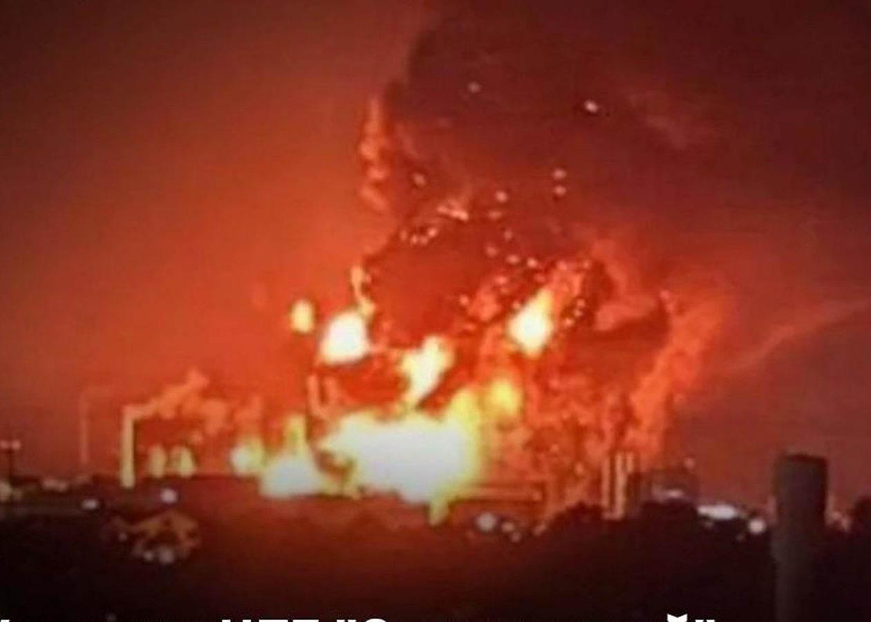 Incendio en refinería de Krasnodar provocado por escombros de dron ucraniano