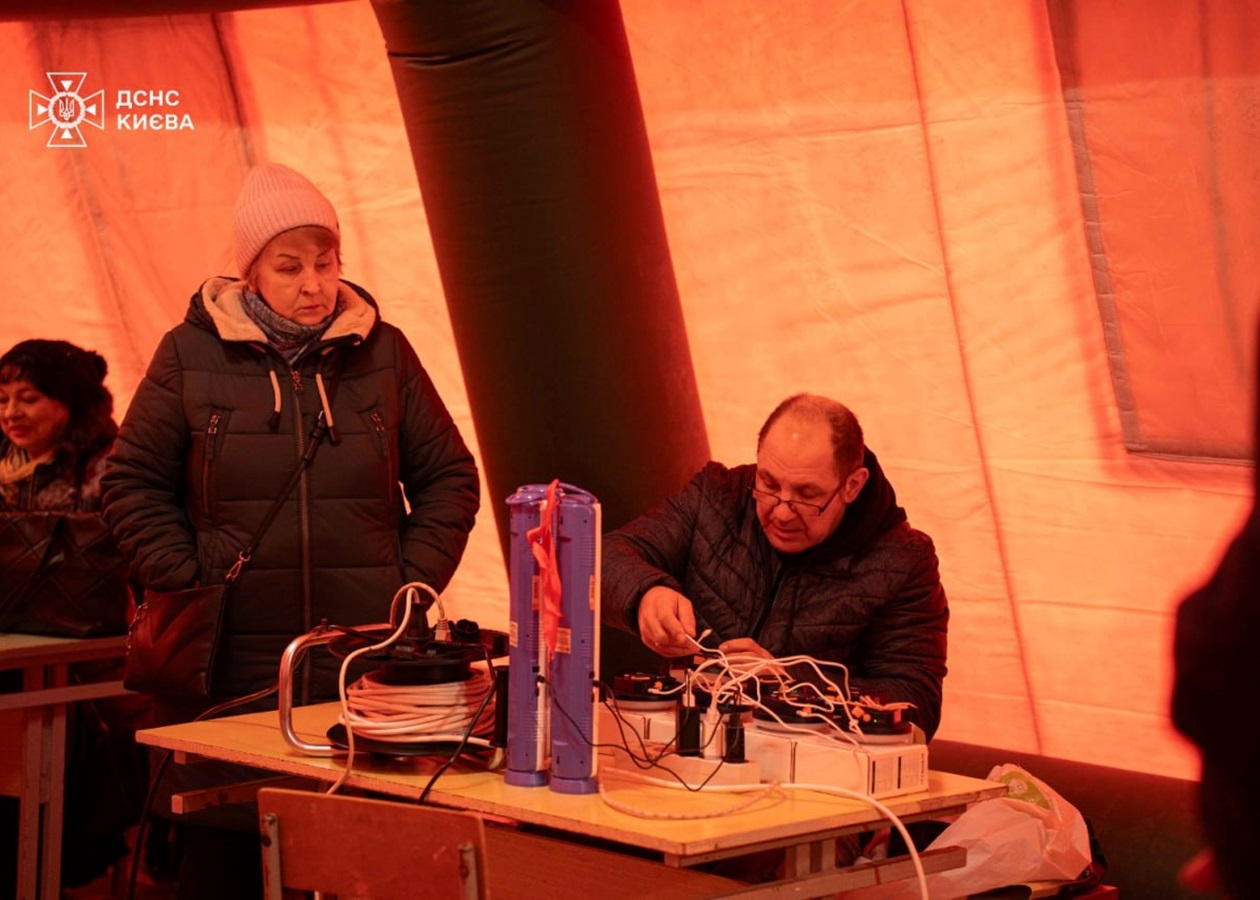 Зачинені магазини і черги на АЗС. Блекаут на Київщині