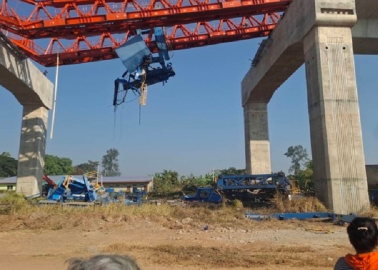 У Таїланді будівельний кран впав на потяг, десятки загиблих