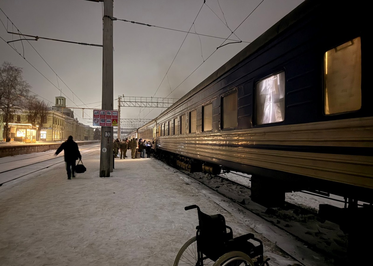 УЗ пересаджує людей на автобуси через активність російських дронів