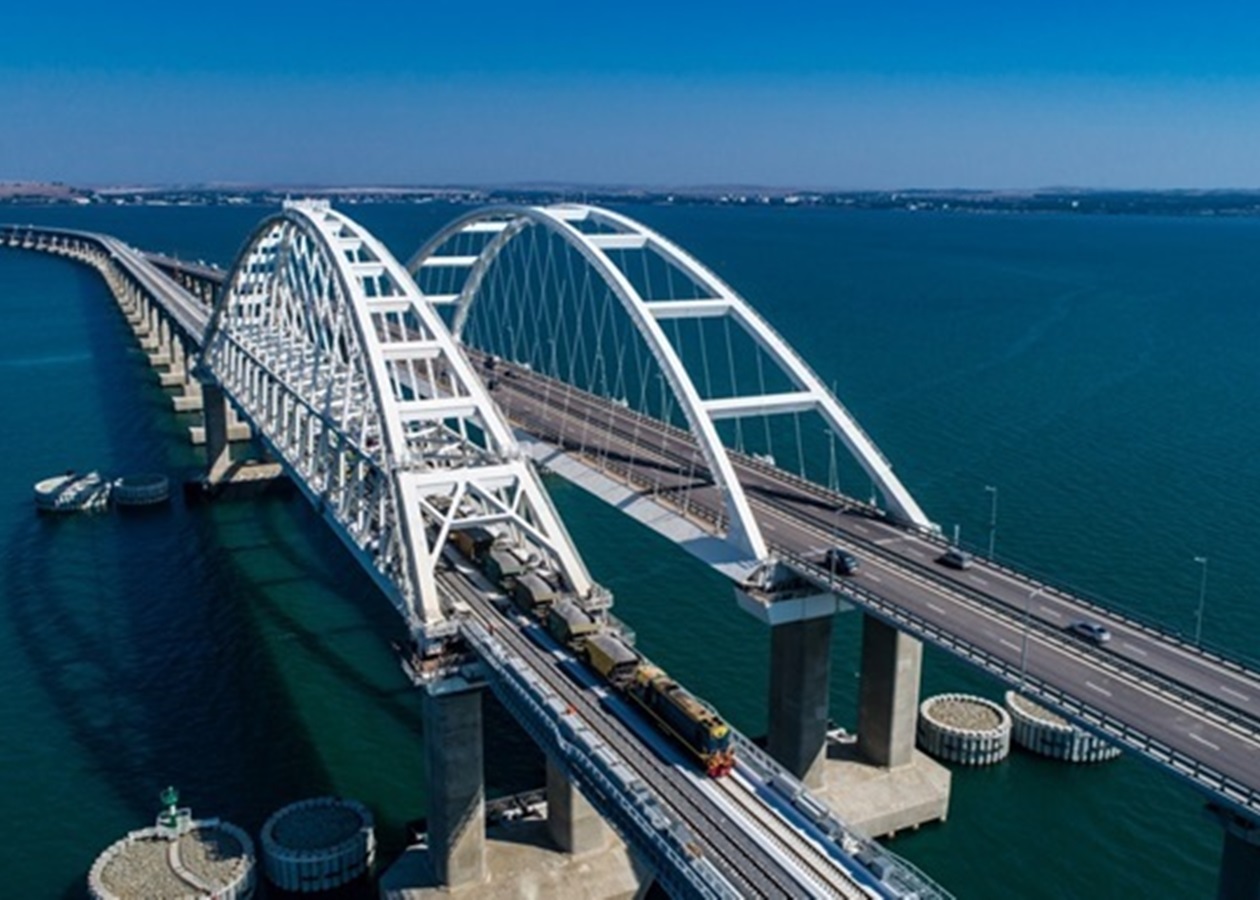 Крим охопили численні гучні вибухи: міст перекрито