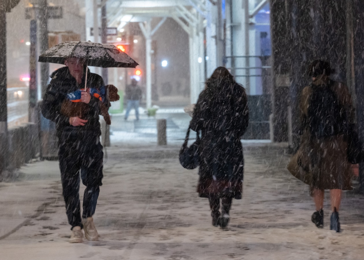 Нью-Йорк накрила снігова буря, у місті зупинився транспорт