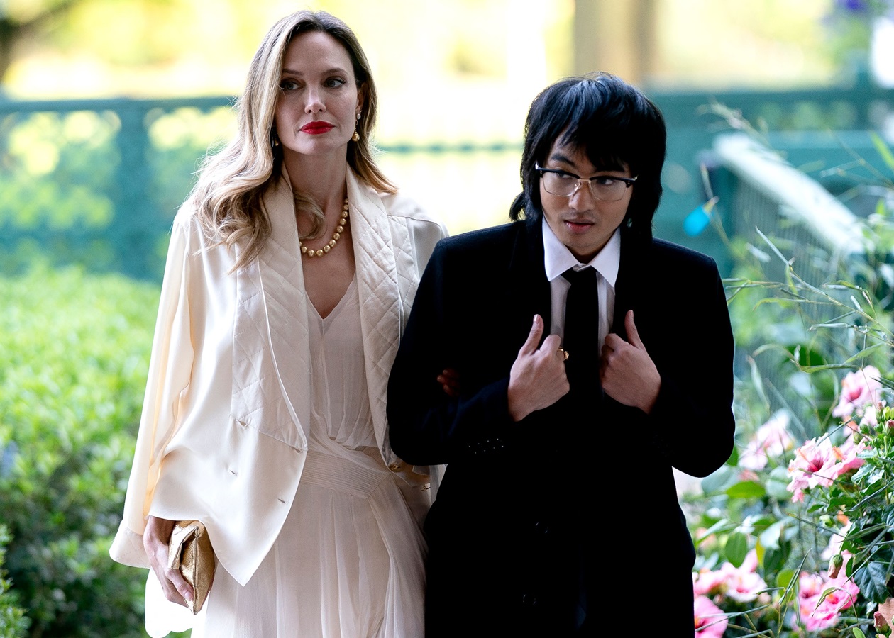 Син Джолі й Пітта відмовився від прізвища зіркового батька