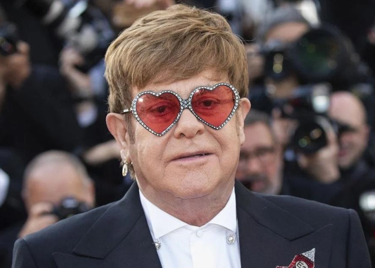 Елтон Джон показався з чоловіком і синами на новому портреті